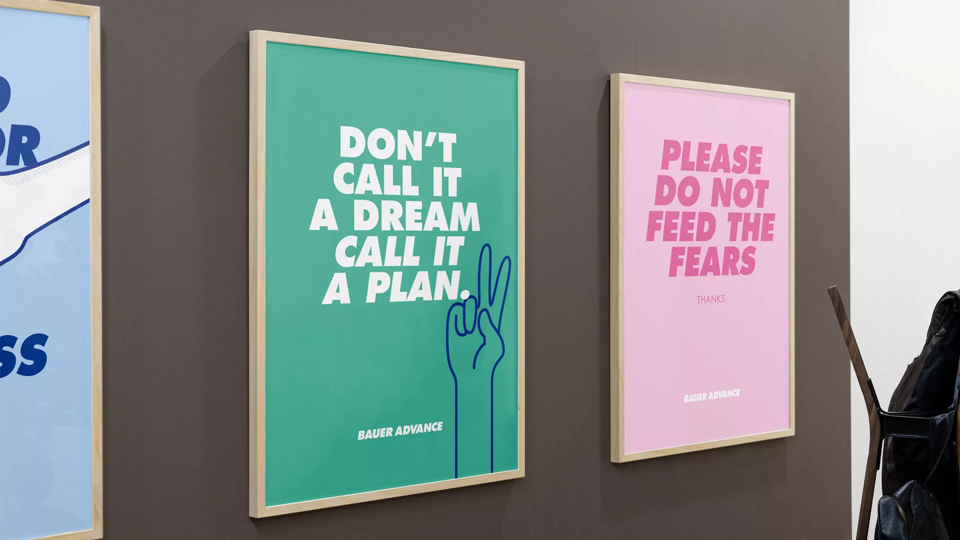 Drei Poster in Bilderrahmen an einer Wand mit dem Text „Don’t call it a dream cal it a plan“ auf grünem Papier und einer Handillustration