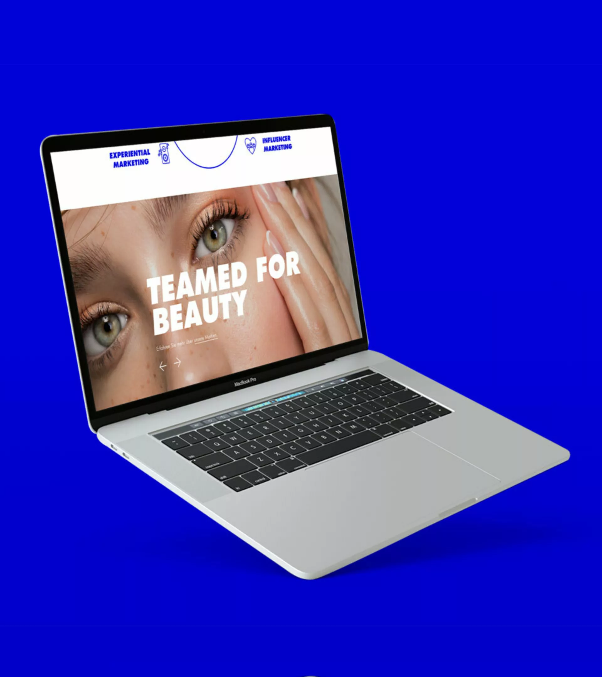 Aufgeklappter Laptoptop auf blauem HIntergrund mit der Website von Bauer Advance und einem Beauty-Bild