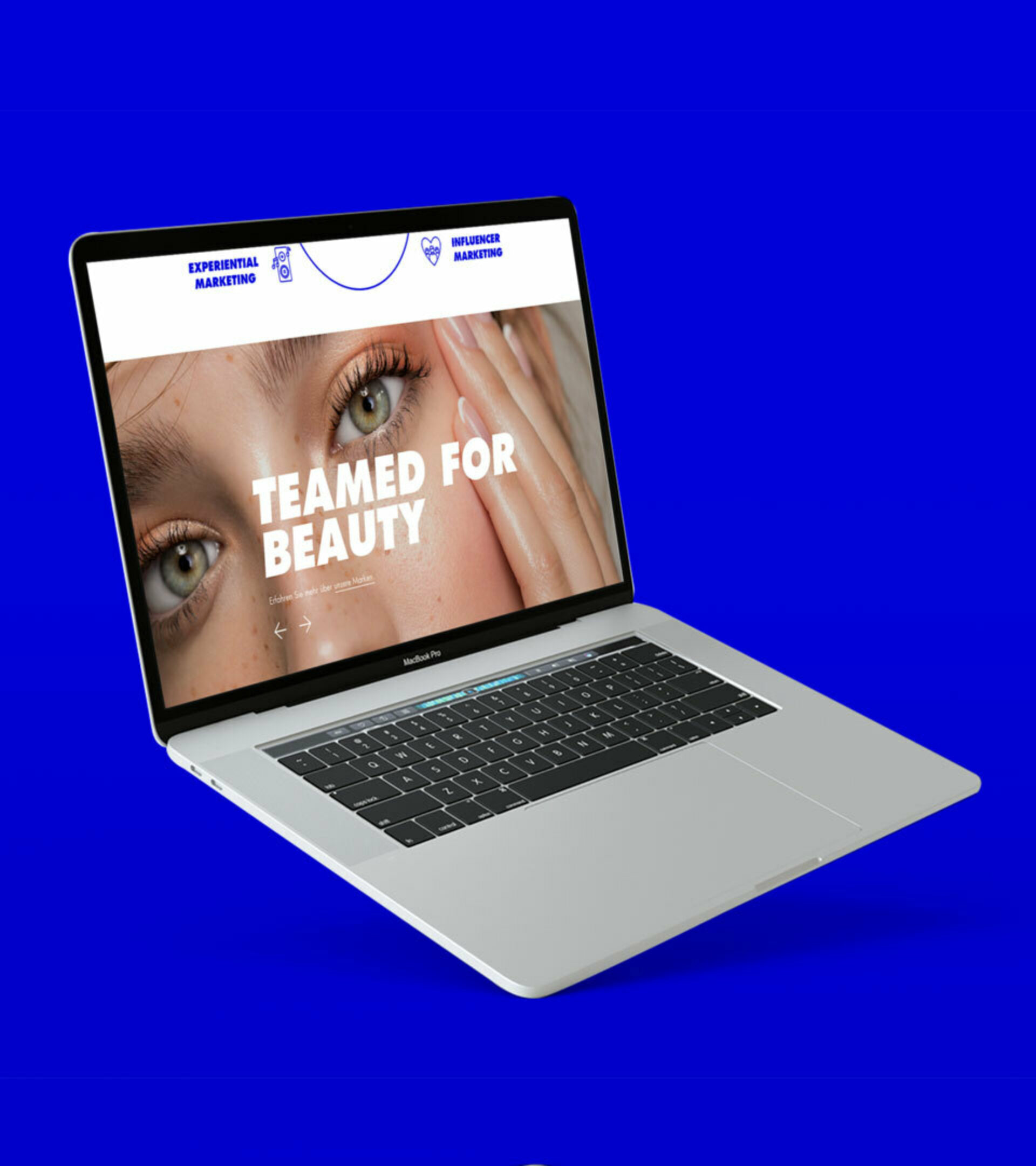 Aufgeklappter Laptoptop auf blauem HIntergrund mit der Website von Bauer Advance und einem Beauty-Bild