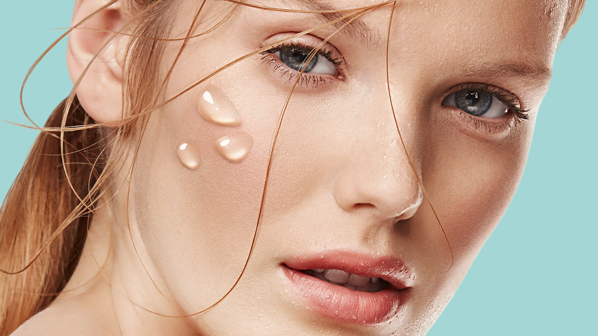 Portrait einer jungen Frau mit drei Wassertropfen auf der Wange