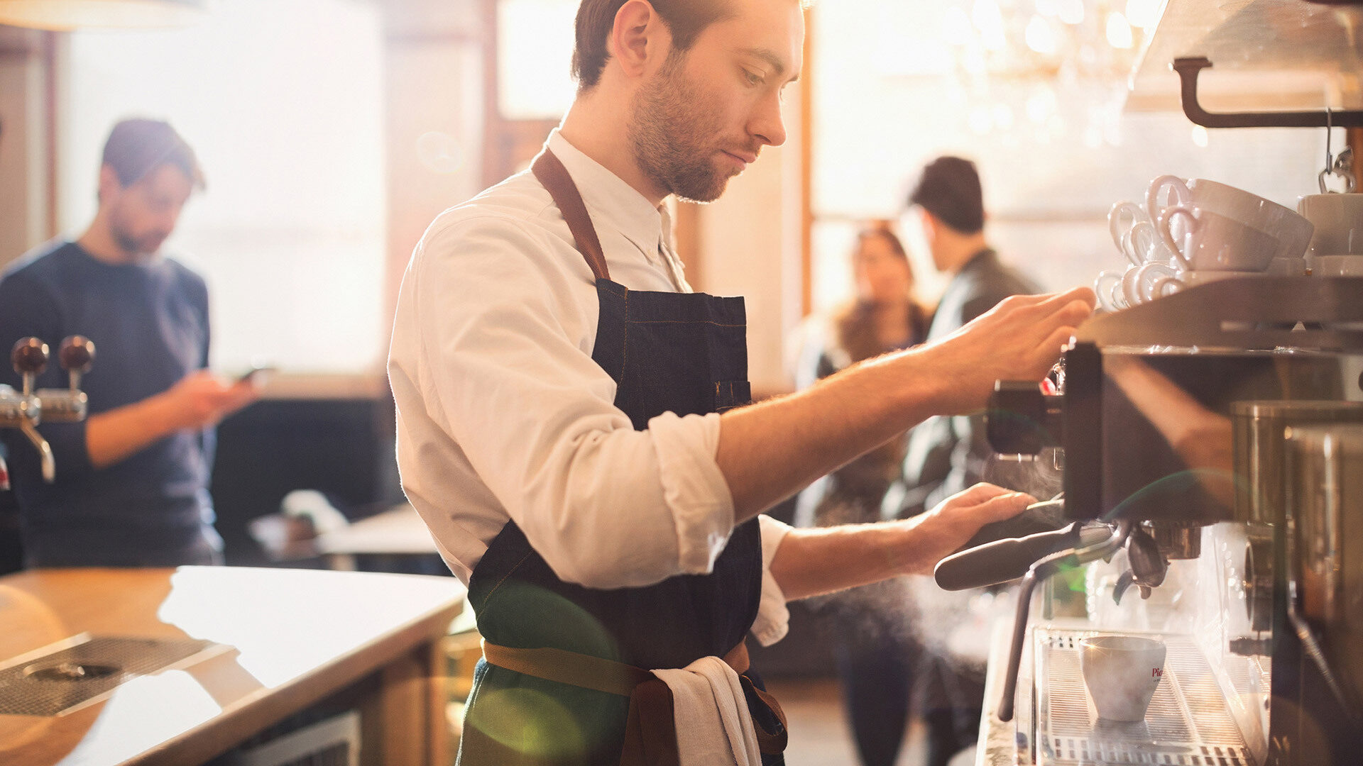 Barista bereitet einen Piacetto Espresso zu