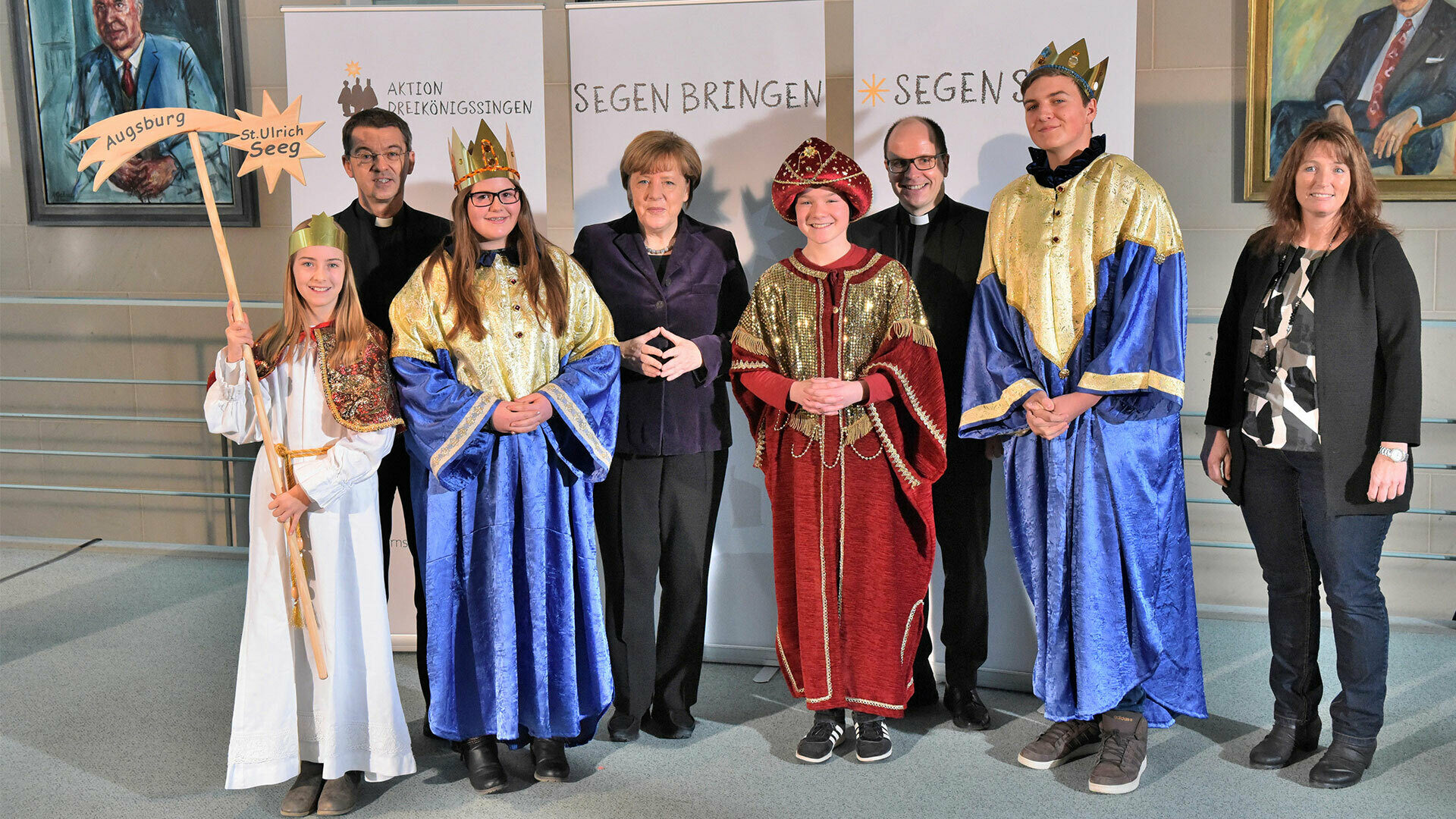 Vier kostümierte Sternsinger-Kinder sind zu Besuch bei Bundeskanzlerin Angela Merkel